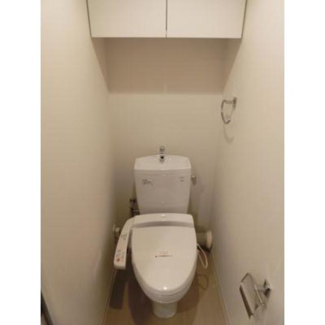 清潔感のあるトイレは、上段に棚があるので、お掃除道具やトイレットペーパーなど整理整頓に便利です。
※写真は同タイプ住戸です。