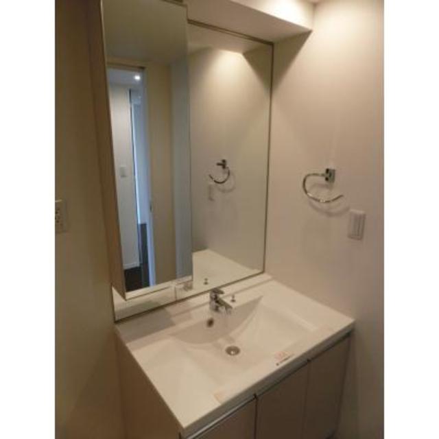 上半身まで見える大きな鏡の洗面台です。
※写真は同タイプ住戸です。