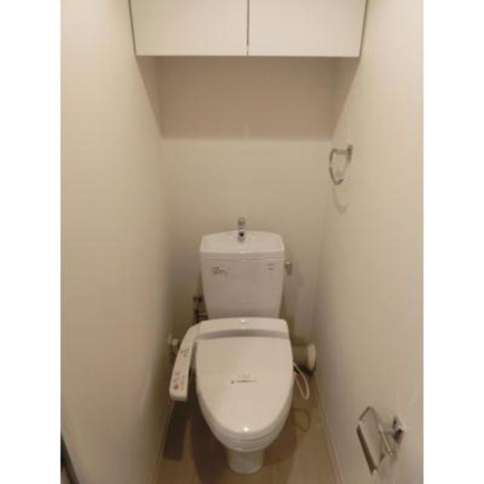 清潔感のあるトイレは、上段に棚があるので、お掃除道具やトイレットペーパーなど整理整頓に便利です。
※写真は同タイプ住戸です。