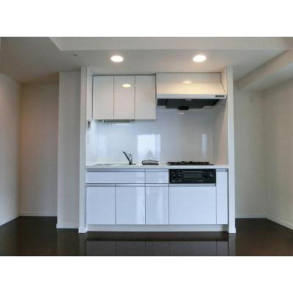 3口コンロのシステムキッチン。グリルも付いているので、お料理の幅が広がりそうです。
※写真は同タイプ住戸です。