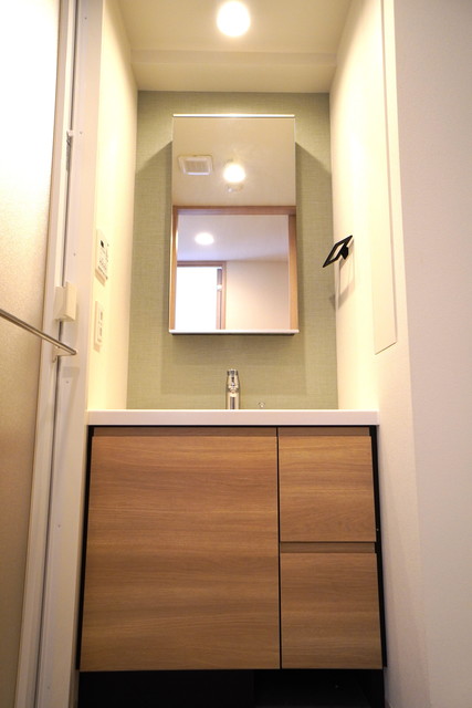 鏡の幅は少し狭目です。※写真は同タイプ住戸です。