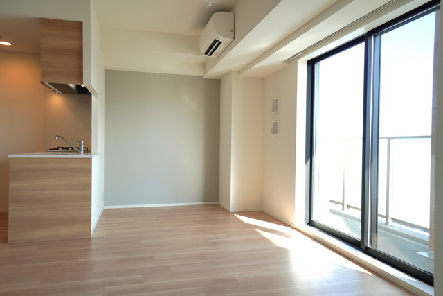 １２．５帖のLDKです。南向きで自然光を取り入れることができます。※写真は同タイプ住戸です。