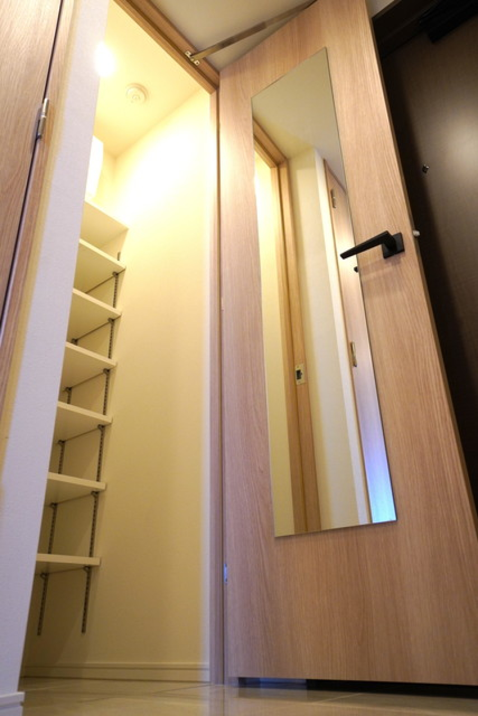 シューズボックスに鏡があります。出発前に今日のコーデネートをチェエク。※写真は同タイプ住戸です。
