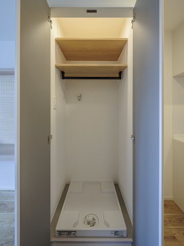 洗濯機置き場には扉が付いています