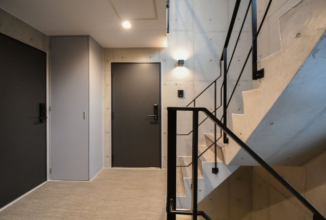 コンクリ&times;アイアンでデザイナーズ感たっぷりな共有スペース