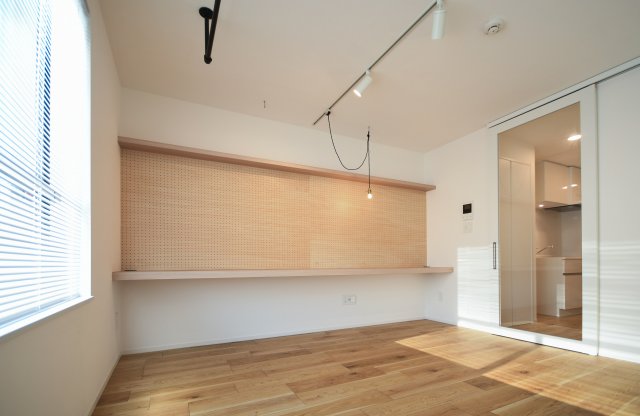 洋室には造作のカウンターが設置済み