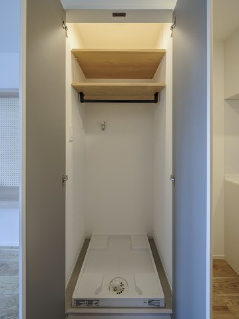 洗濯機置き場には扉が付いています