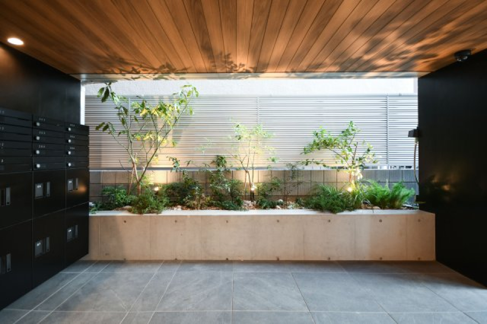 植栽とライトが素敵なロビー