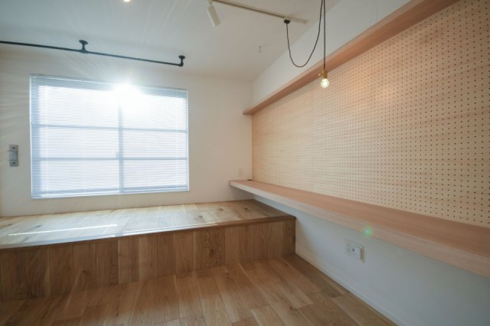 実はこの壁は有孔ボード。フックを使ったアレンジが楽しめそう　※2階の別部屋の写真です