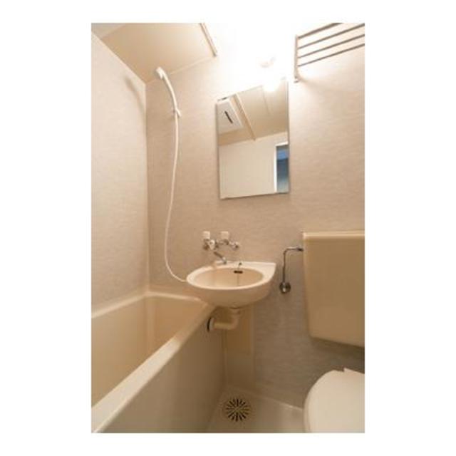 ユニットバスタイプの浴室・トイレ。※写真は同タイプ住戸です。