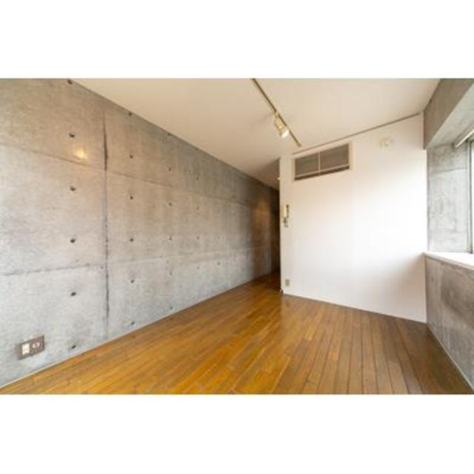 6帖の洋室。コンクリートの壁が無骨でかっこいい。※写真は同タイプ住戸です。
