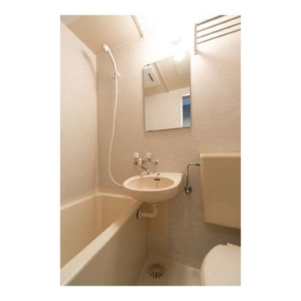 ユニットバスタイプの浴室・トイレ。※写真は同タイプ住戸です。