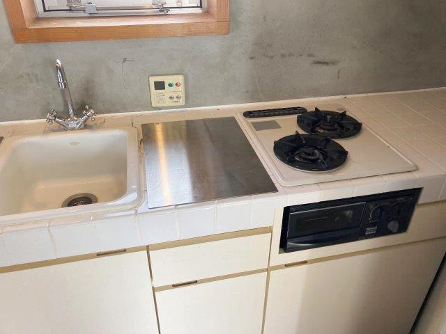 ちょっとレトロさを感じるキッチン。シンクやタイルが白でまとめられているのも、統一感があっておしゃれです。