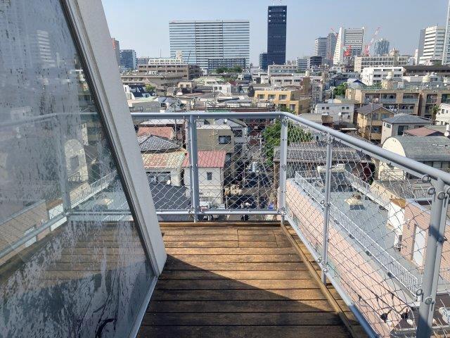 スケルトンのバルコニーから中野の街を眺める。