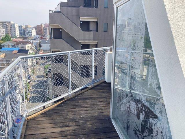 バルコニーは建物の最上階の７階にあたります。