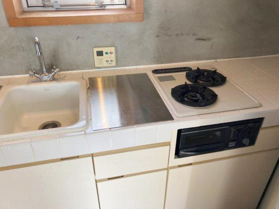 ちょっとレトロさを感じるキッチン。シンクやタイルが白でまとめられているのも、統一感があっておしゃれです。