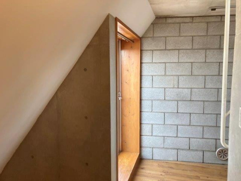 このゴツゴツ感がたまらない、ブリック調の壁紙。