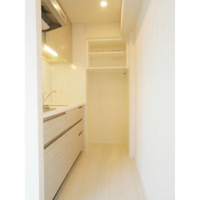 キッチンの様子。奥は冷蔵庫用スペースです。※写真は同タイプ住戸です。