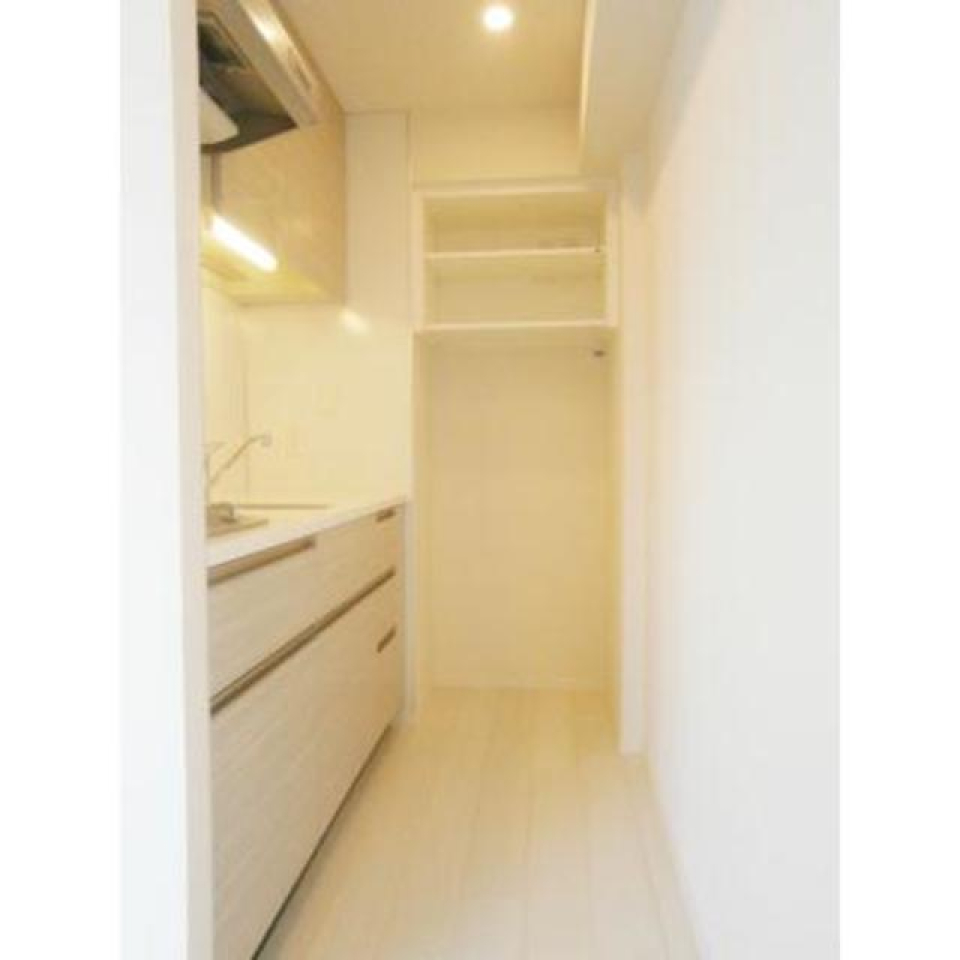 キッチンの様子。奥は冷蔵庫用スペースです。※写真は同タイプ住戸です。
