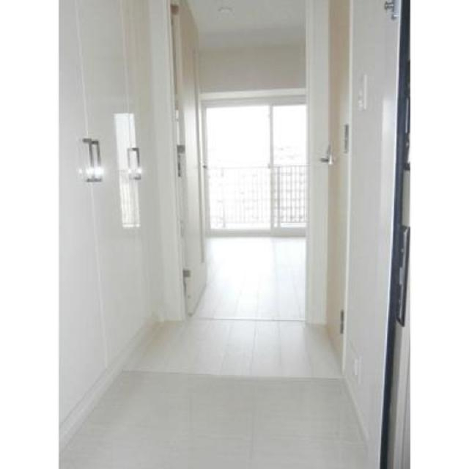 玄関からの様子。※写真は同タイプ住戸です。