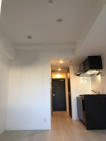 黒でまとめられたキッチン。存在感があります。