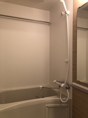 ナチュラルな木目調のパネルが採用された浴室。