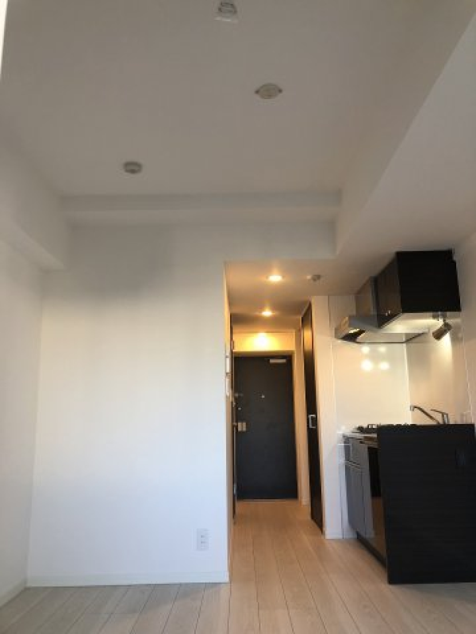 黒でまとめられたキッチン。存在感があります。