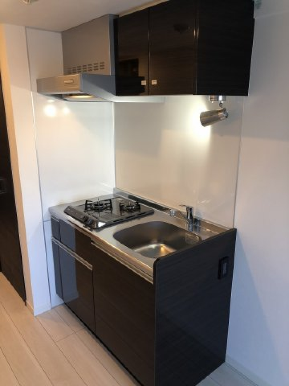 スポットライトが明るく手元を照らしてくれる。