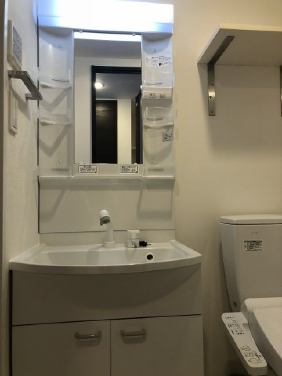 シャワー付きドレッサー。タオル掛けがついています。