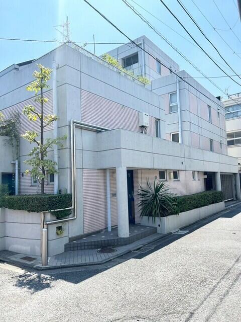 ピンクの外壁がちょっと気持ちをくすぐります。