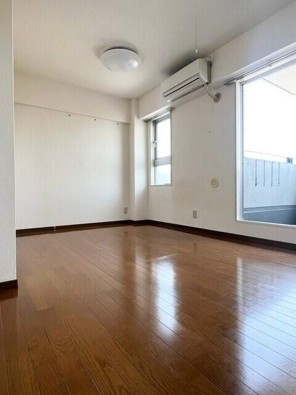 ブラウンのフロアにホワイトな壁紙。シンプルな内装は使い勝手がいい。