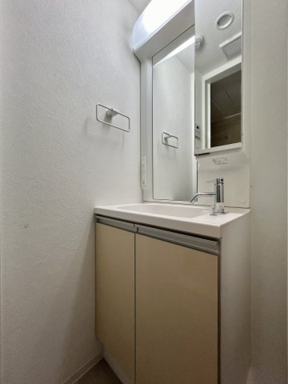 鏡裏の収納ってあるとやっぱり便利です。