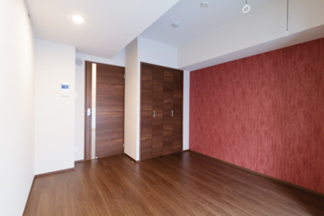 建具のブラウンはレッドと相性の良い色。※写真は同タイプ住戸です。