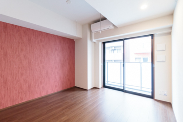 アクセントウォールはワインレッド。※写真は同タイプ住戸です。