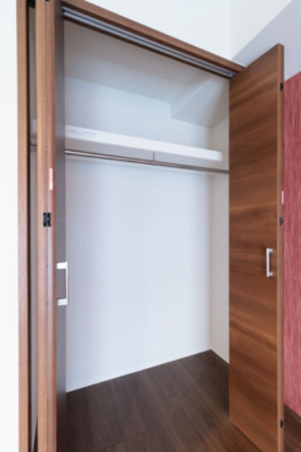 長い丈の衣服もかけられるクローゼットです。※写真は同タイプ住戸です。