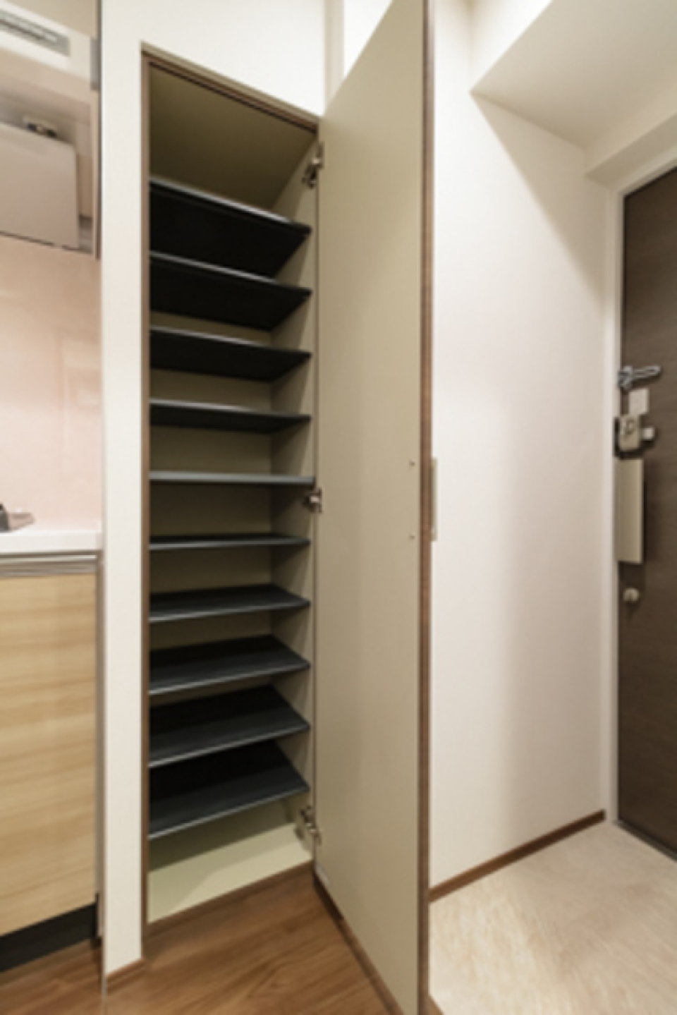 1人暮らしには十分な容量のシューズボックスです。※写真は同タイプ住戸です。