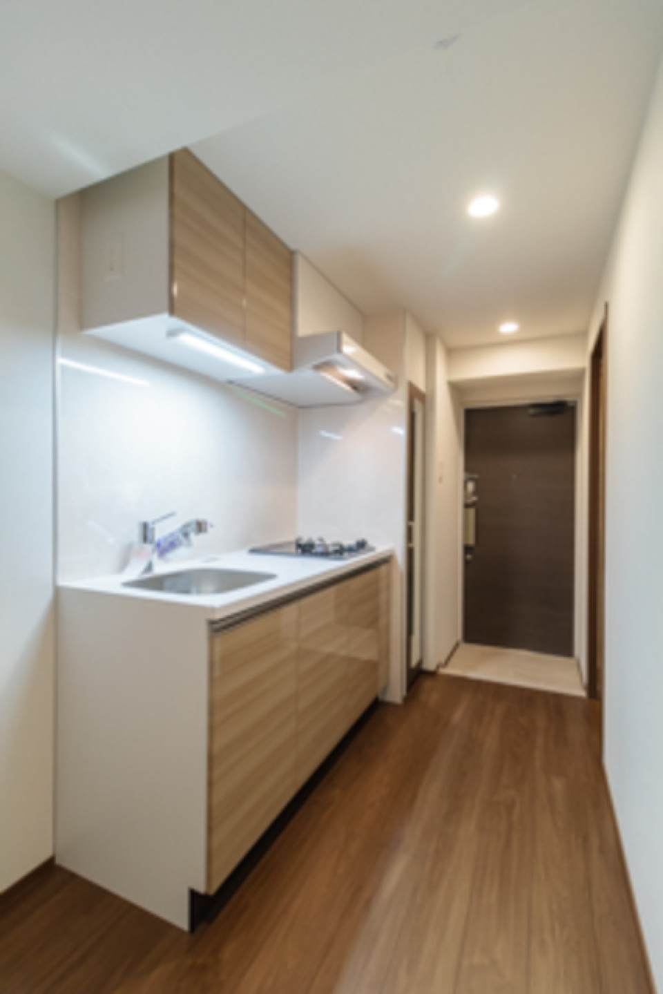 木目調のパネルが採用されたキッチン。フロアと統一感があります。※写真は同タイプ住戸です。