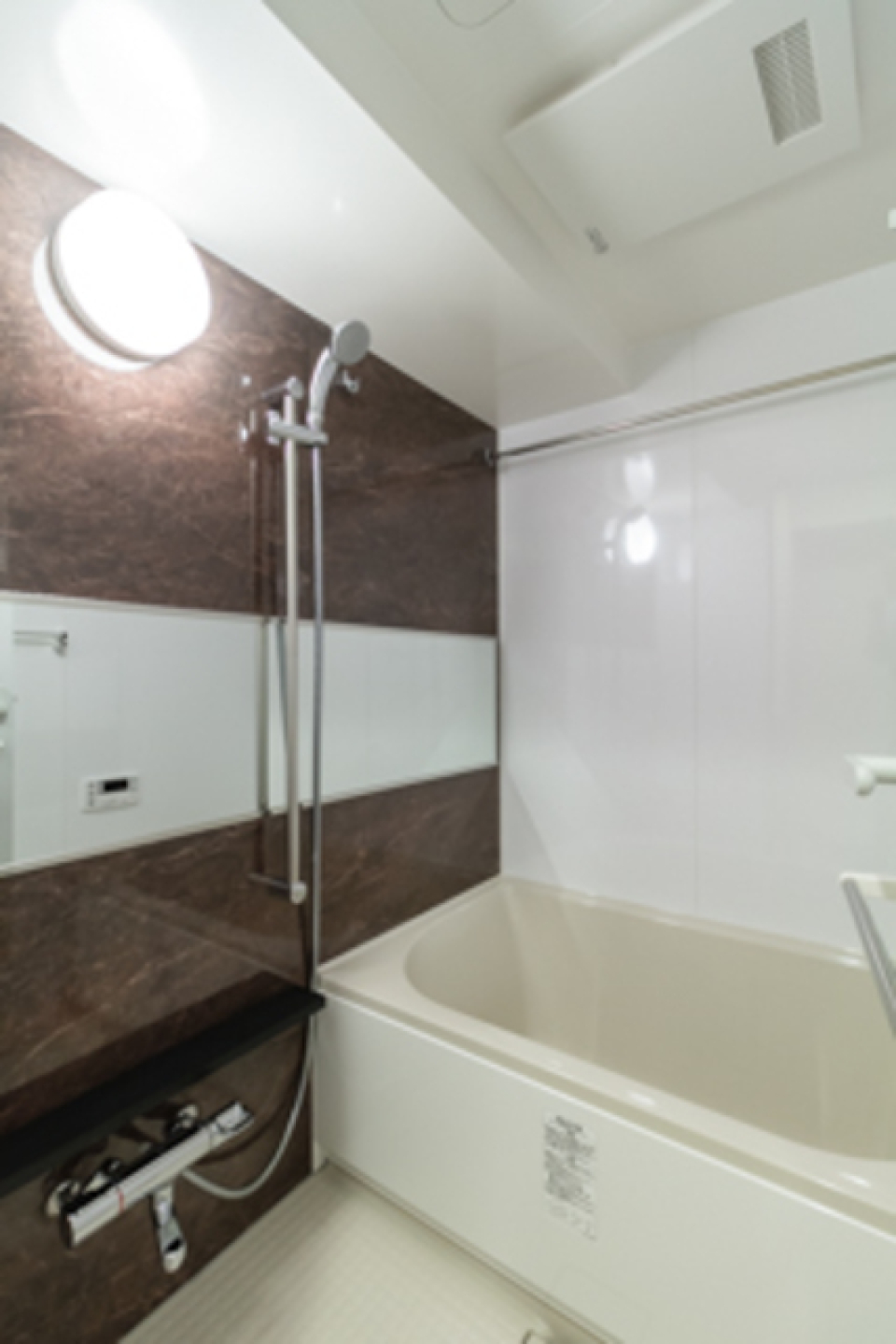 鏡は横向きなのがイマドキ。※写真は同タイプ住戸です。