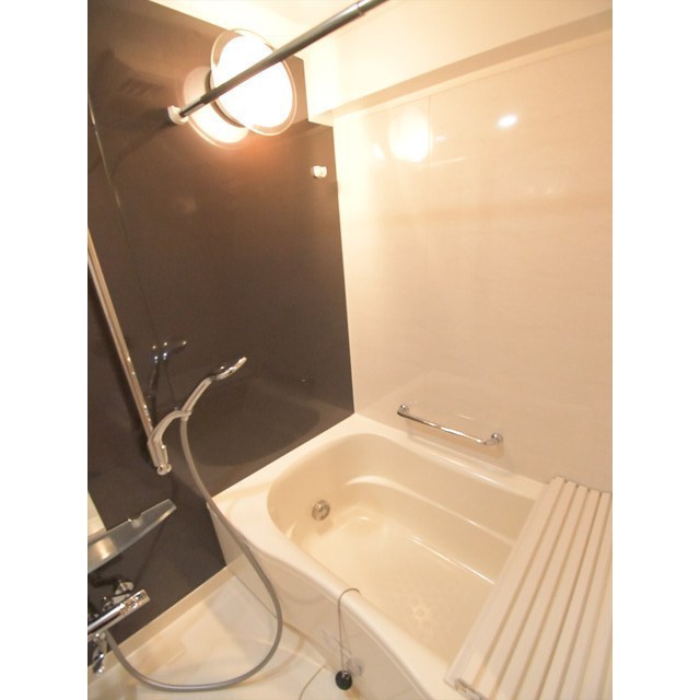 浴室乾燥機付き。雨の日も洗濯物を干すことができます。