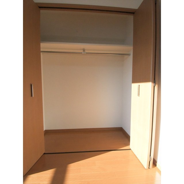 丈の長い衣服も収納できます。