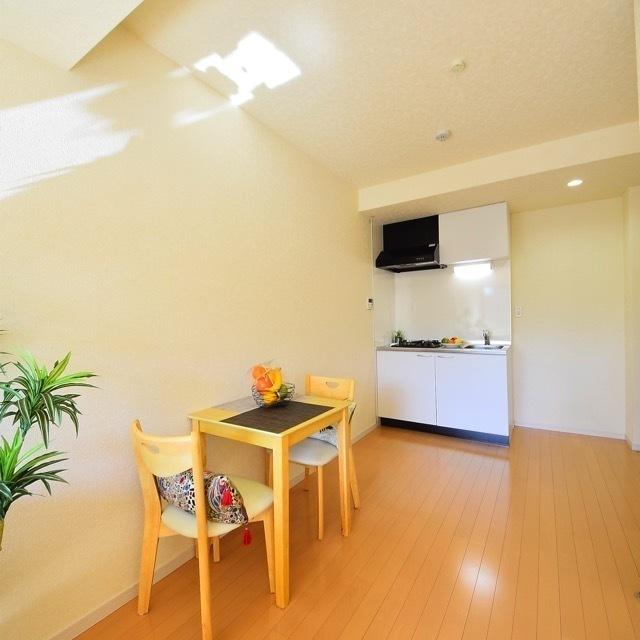 １０帖のLDKです。コンパクトな２人掛けのテーブルを置く。ゆとりのある空間になります。