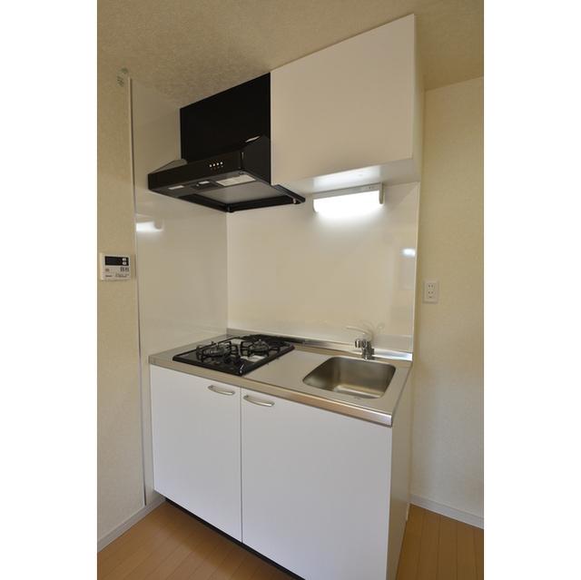 モノトーンのキッチン。２口のガスコンロが設置されています。