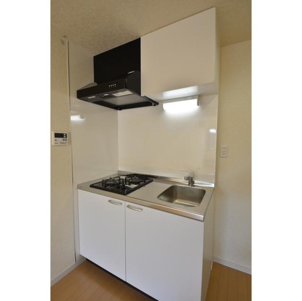 モノトーンのキッチン。２口のガスコンロが設置されています。