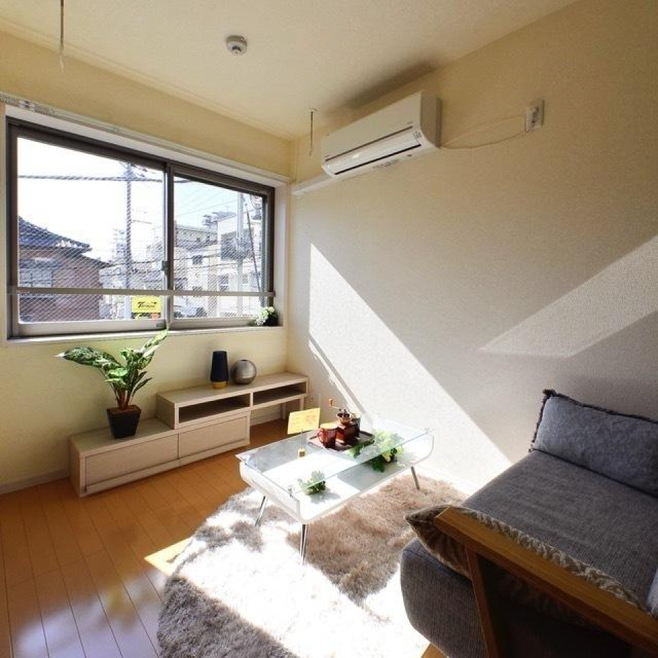 腰高の窓から斜めに自然光が差し込みます。