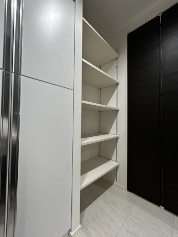 可動式の棚。靴や物の高さに合わせて調節OK。