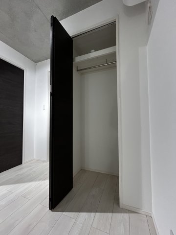 玄関前にはウォークインクローゼットが。よく着る上着やコートなどが手に取りやすいですね。