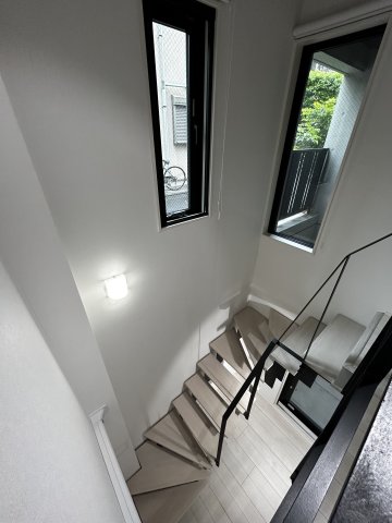 1階部分に設置された縦長の窓から地下にも光が入ります。