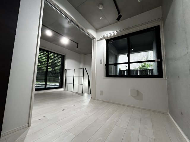 ３．０６帖の洋室には腰高の窓が。窓の外は吹抜の空間になっています。