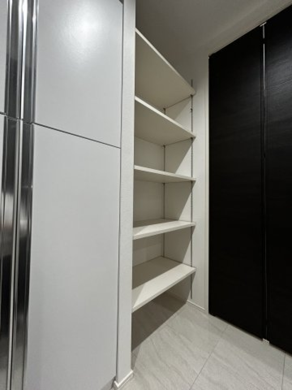 可動式の棚。靴や物の高さに合わせて調節OK。