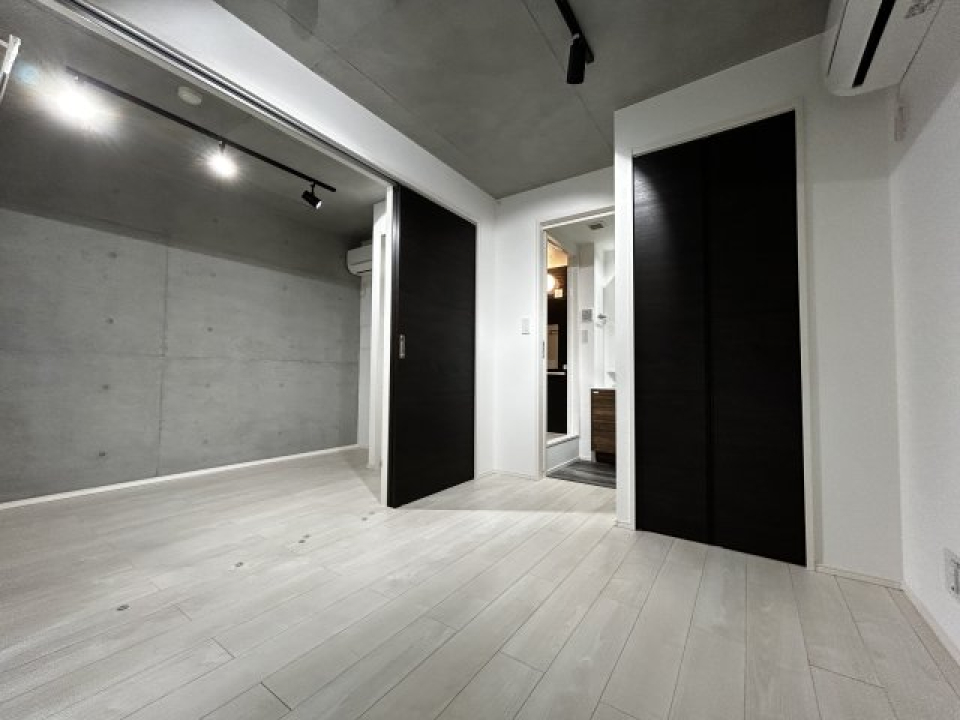 剥き出しのコンクリートの壁がインダストリアル感があって◎